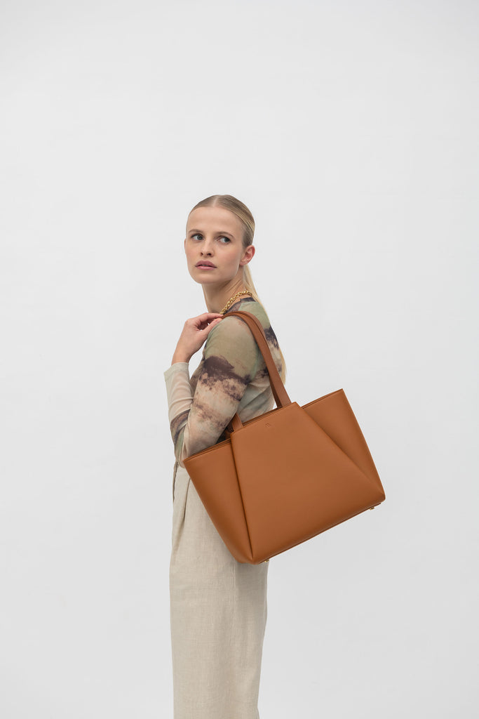 The Midi Pyramid leather workbag – KAAI